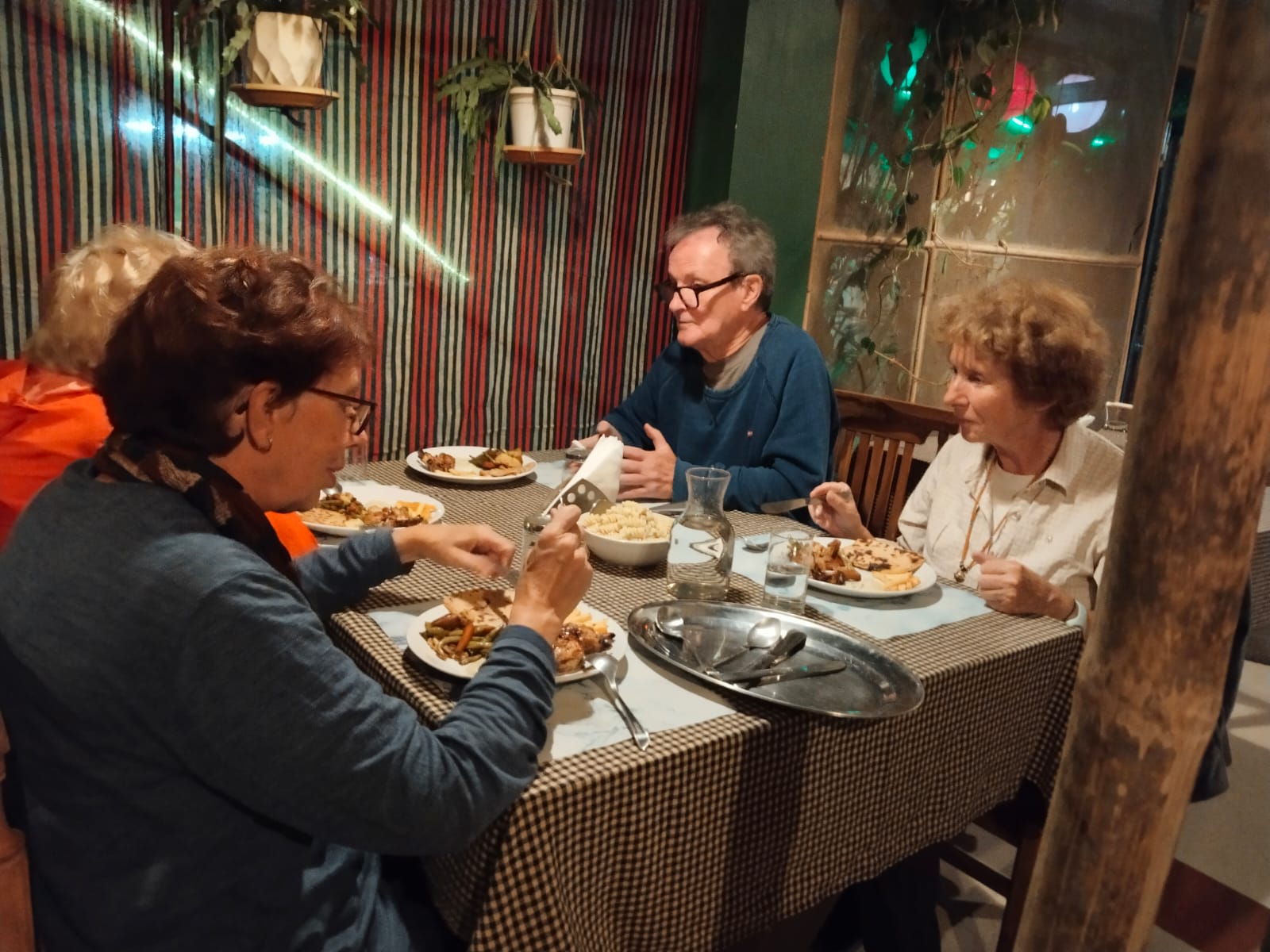 A six-bedroom house with a king bed and twin beds in Champhai