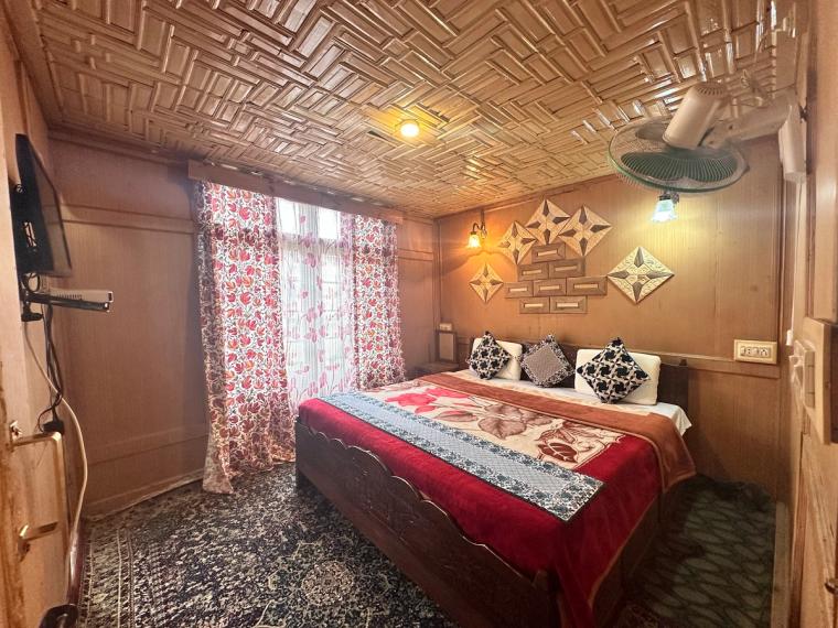 Dal Lake homestay in Srinagar, Kashmir