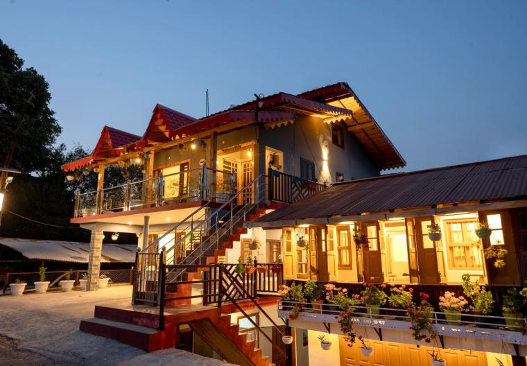 Wooden Design Homestay w/ Cafe & Views Uttarakhand