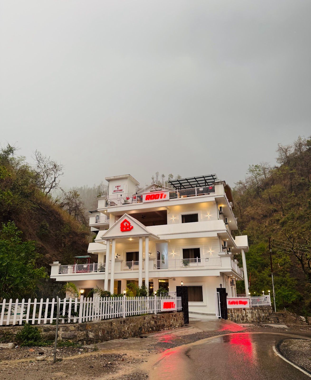 Rooftop Cafe Resort w/ Scenic Views, Uttarakhand