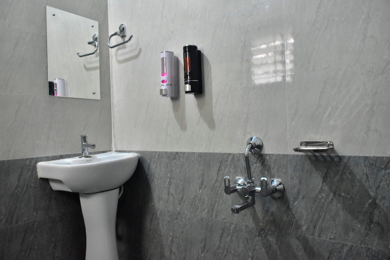 Lake View Stay w/ Mall Access & Coziness, Assam - Guwahati, Assam photo 4