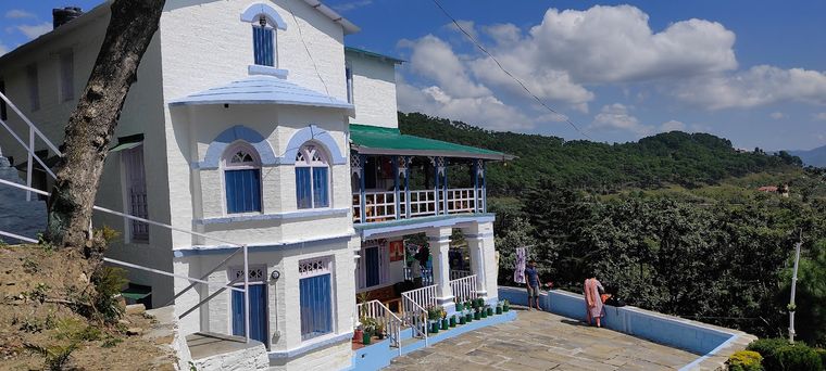 Heritage Homestay w/Sunrise Views, Uttarakhand