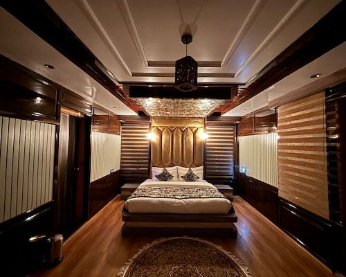 Spacious Cottage w/ Mountain Views Kashmir - Tangmarg, Kashmir photo 4