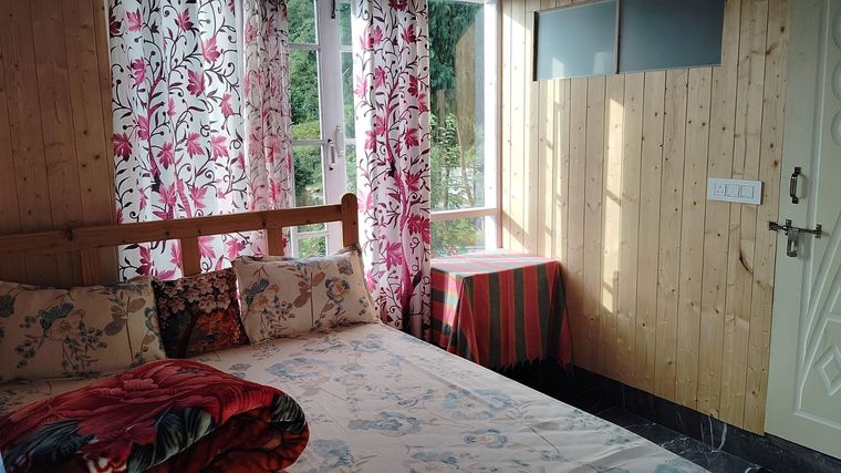 Kanchenjunga Views, Homestay w/ Falls, Bengal