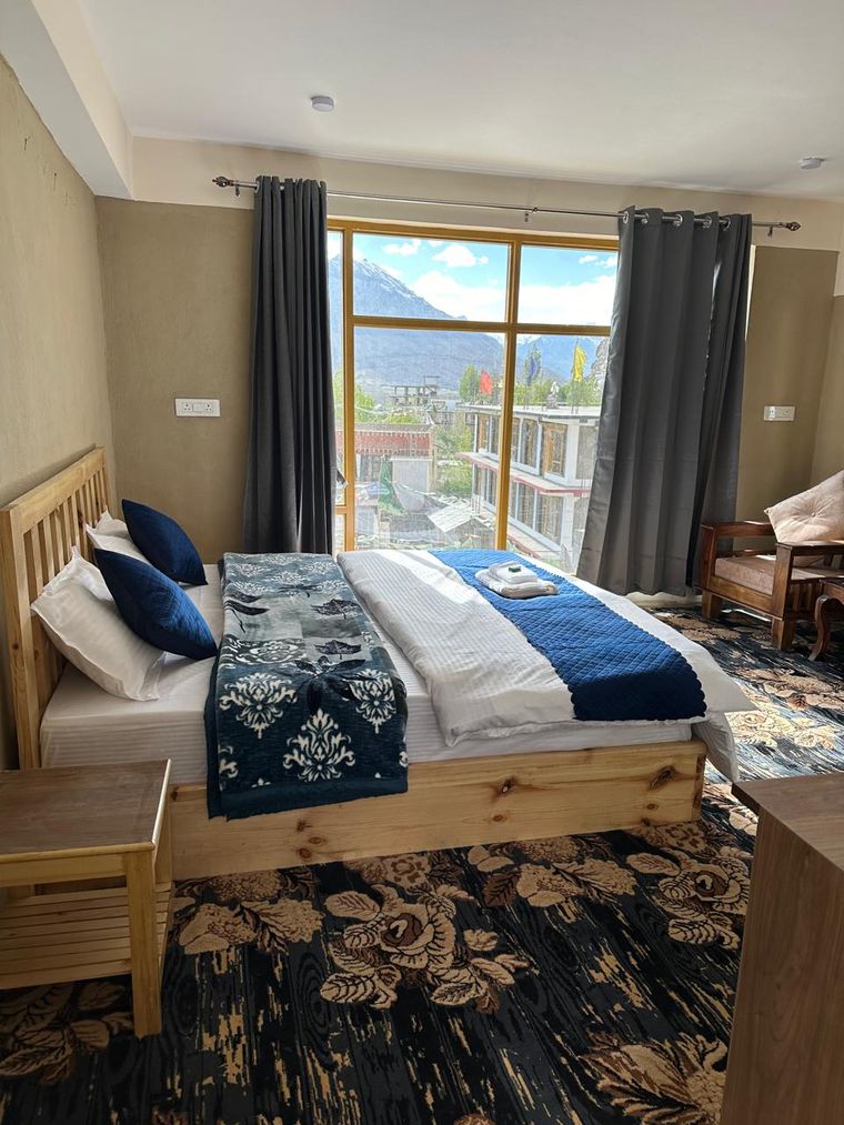 Guest house in Kaza, Spiti with mountain views