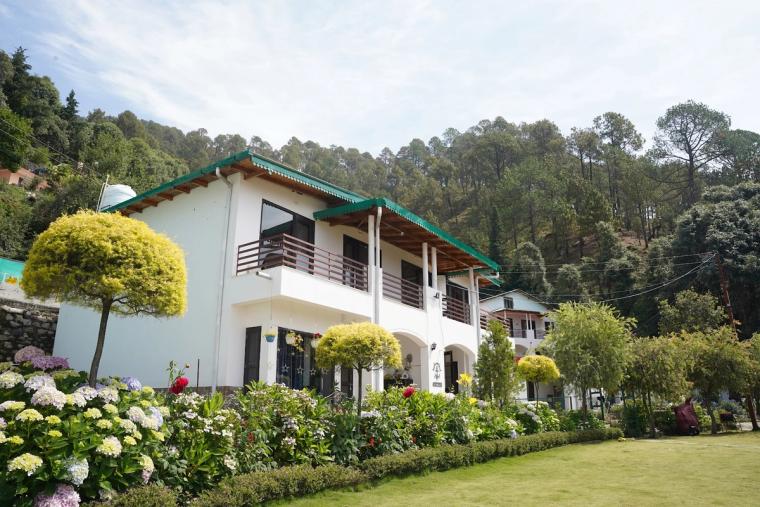 Hills View Resort w/ Home Meals & Staff