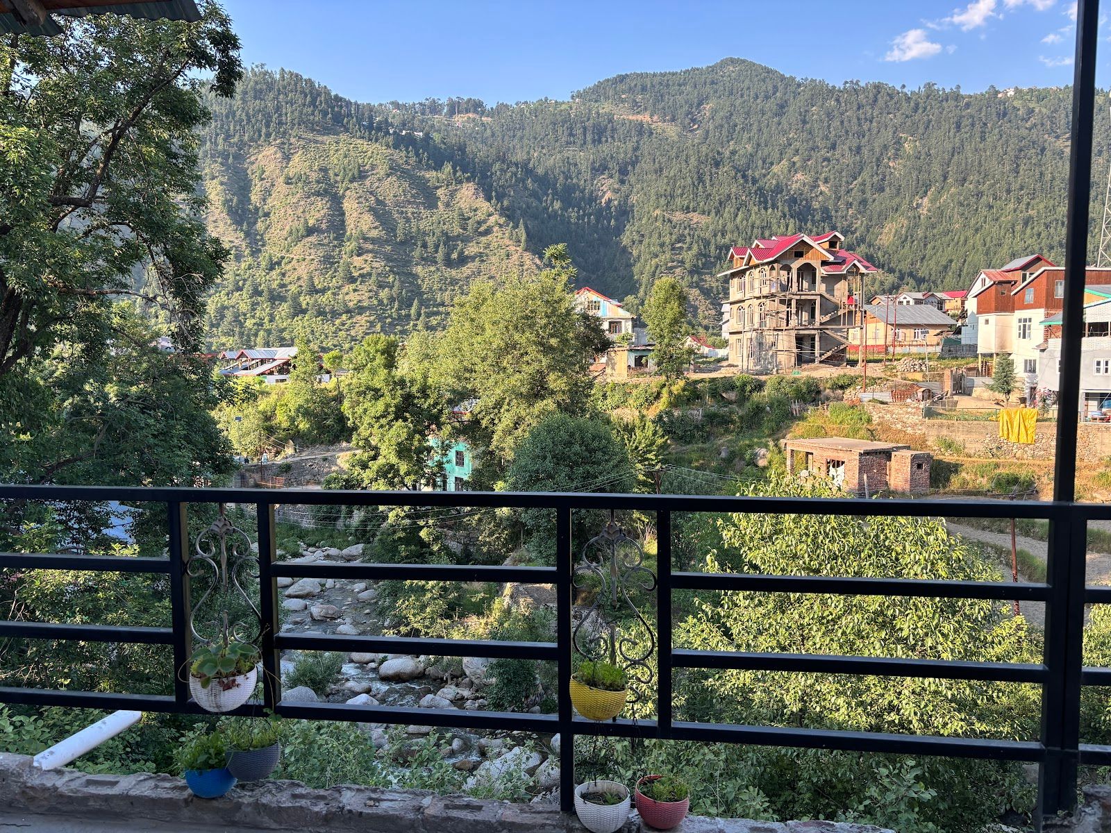 House in Kashmir Valley: River Views & Homely Food