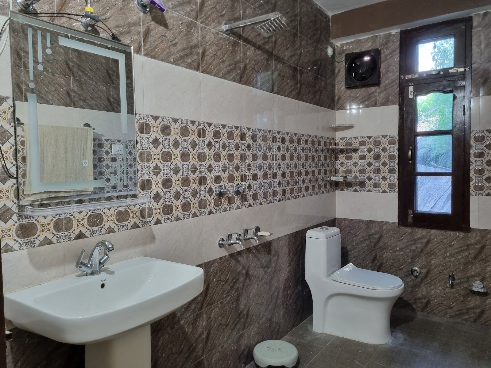 Apple Garden Homestay w/ Valley Views, HP - Sarahan, HP photo 4