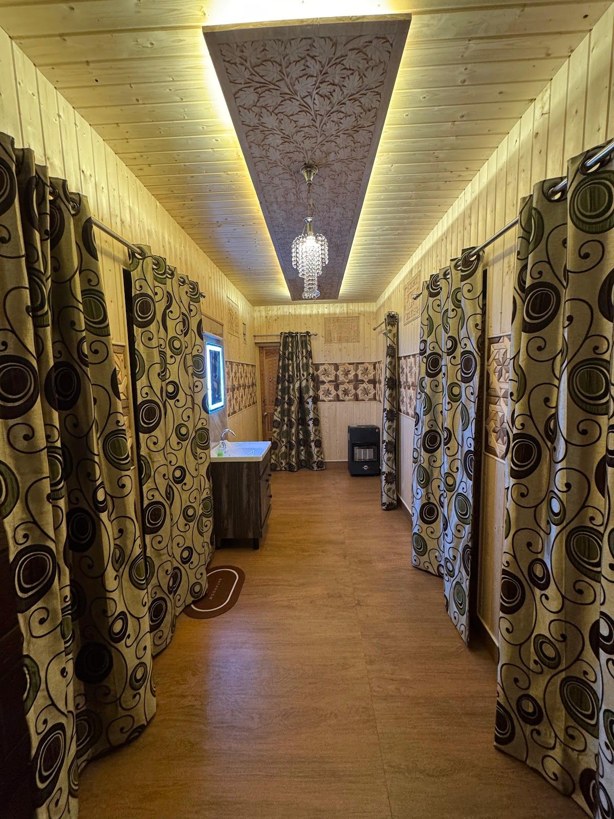 Upscale Homestay w/ Home Meals, Jammu Kashmir in Srinagar, Jammu Kashmir 8