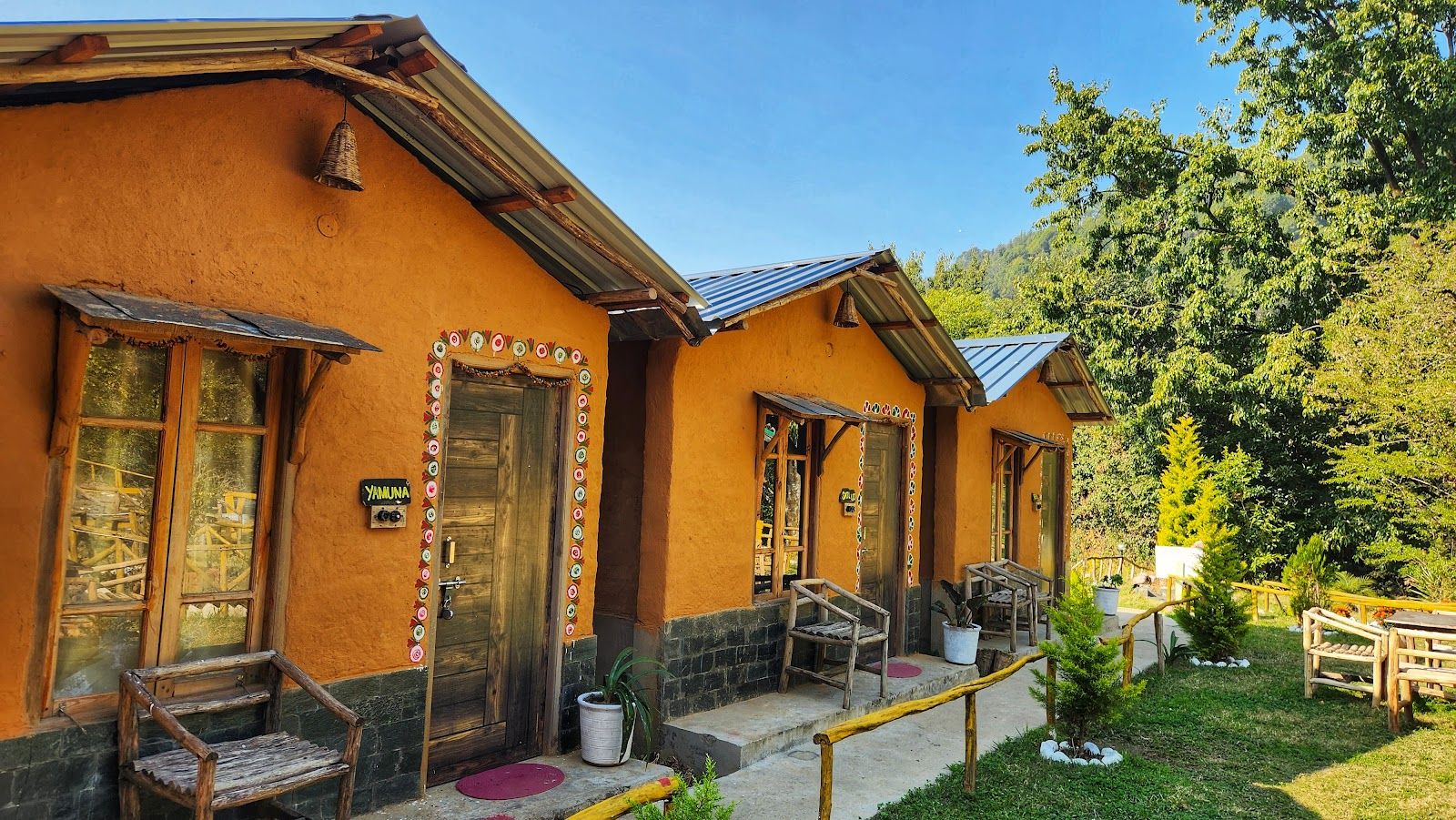 Mud Huts w/ Mountain & Forest Views HP - Bir, HP photo 5