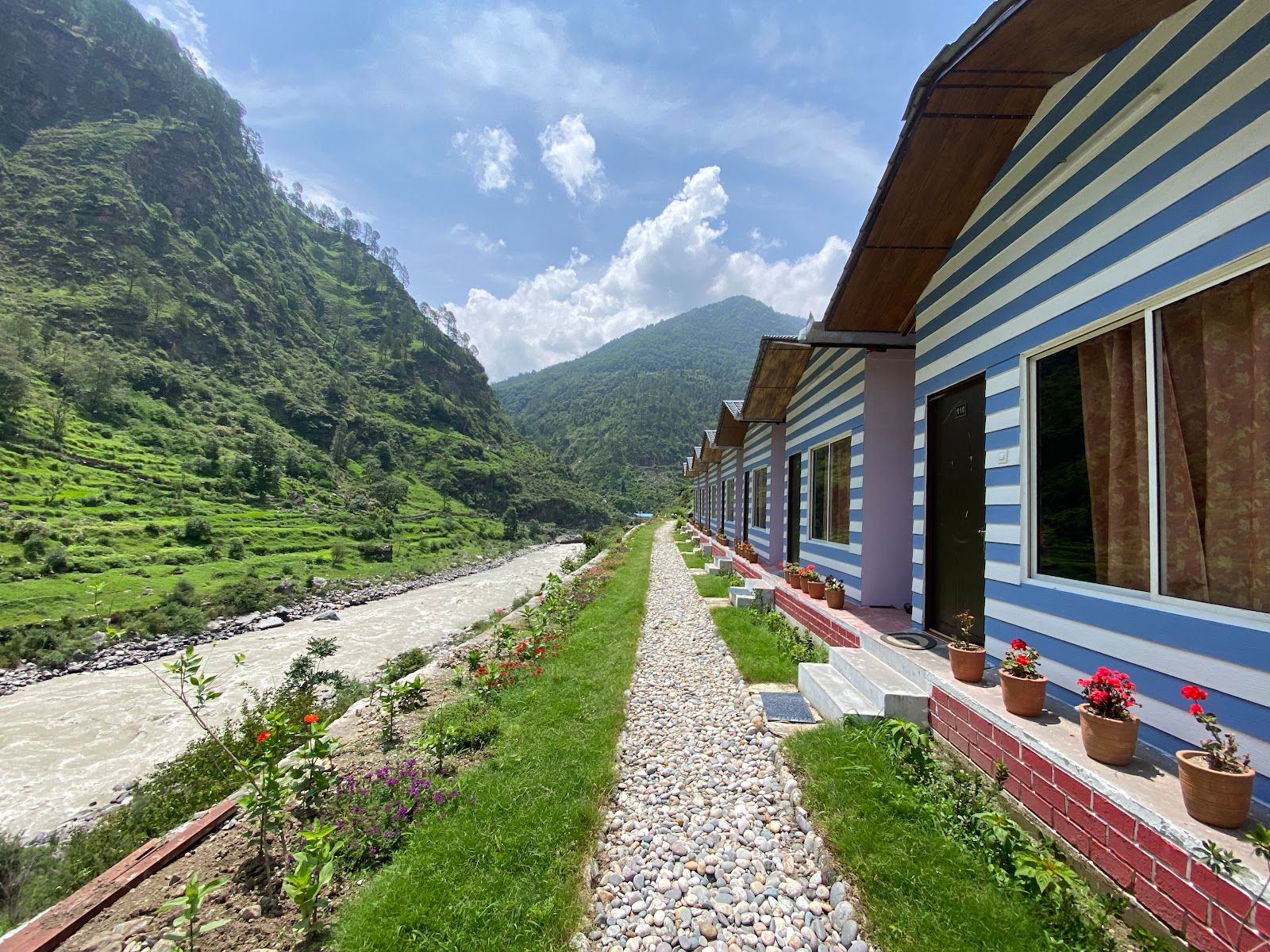 Riverside Homestay w/ Bonfire & Meals, Uttarakhand