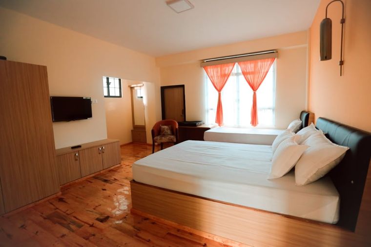 Spacious Hill-View Retreat with Rooftop view