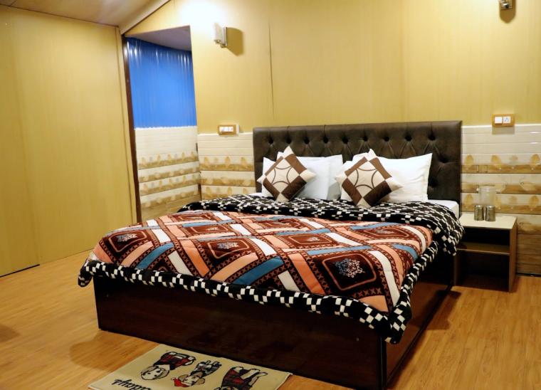 Hilltop Homestay w/ 360 Views & Bonfire, UK
