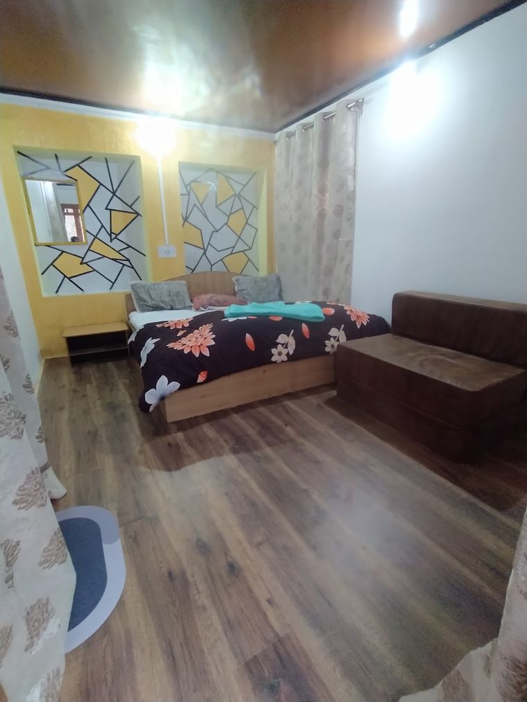 Pahalgam house with Kashmiri food & valley views