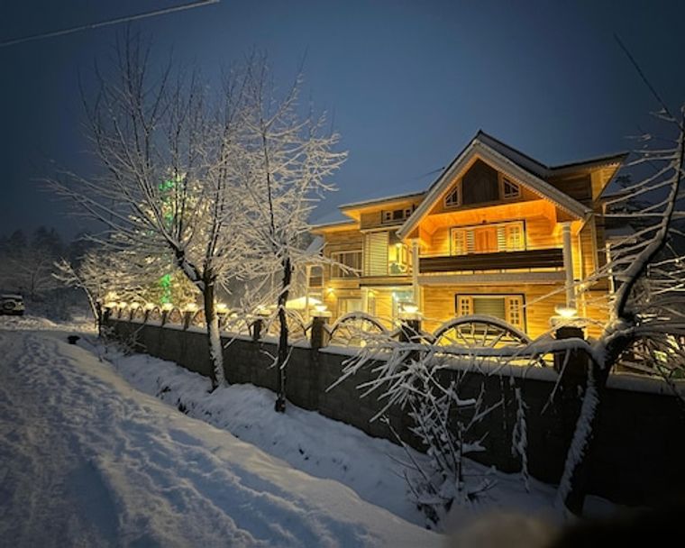 Spacious Cottage w/ Mountain Views Kashmir