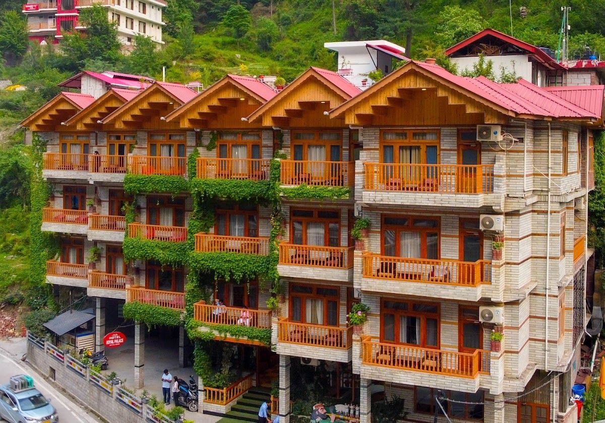 Two bedroom homestay with a balcony in Kasol with mountain views