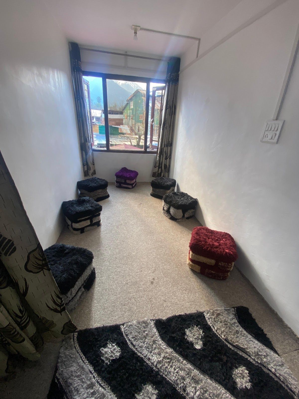 Helpful Staff Guest House w/ Market & Transport in Jammu & Kashmir, Pahalgam 8