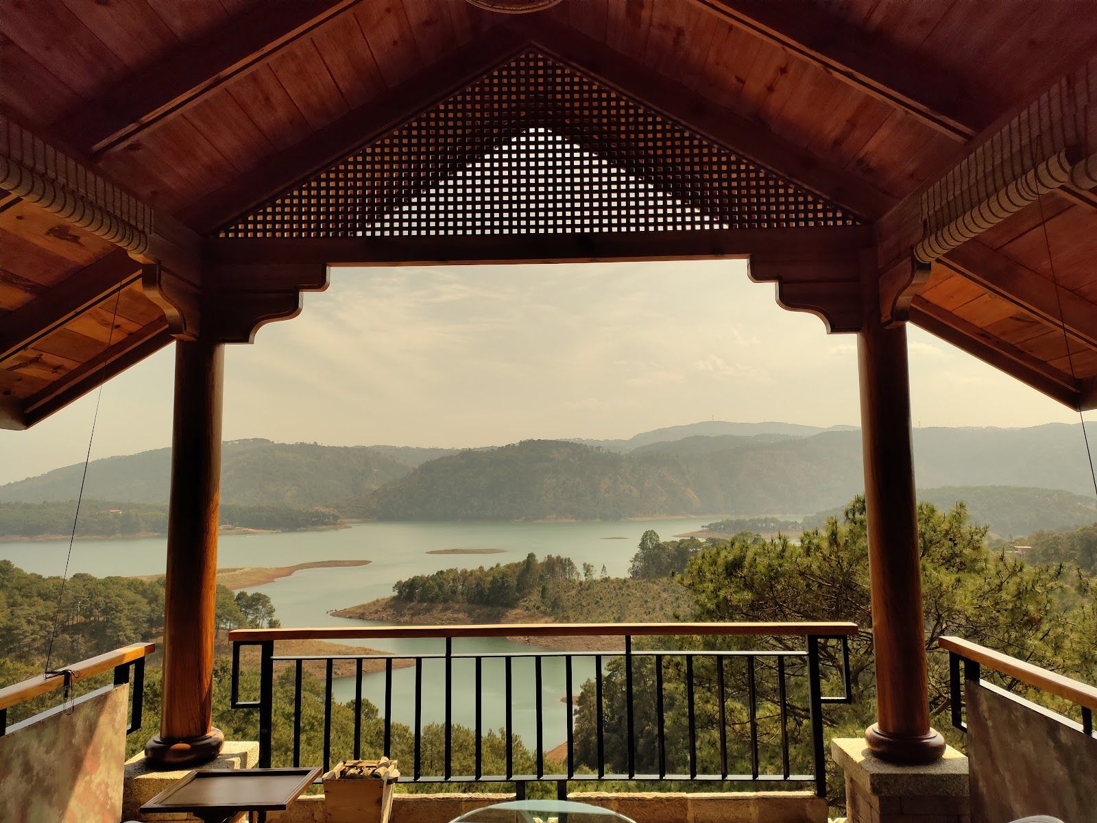 Luxury Retreat: Spacious Lake-View Cottages