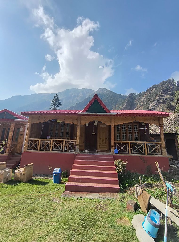 House with mountain views near the Ganga river in Harsil
