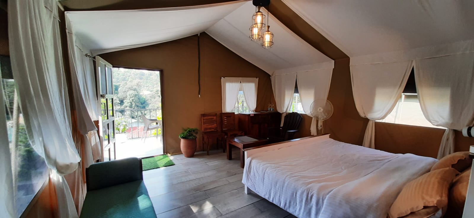 Bir, HP House: Valley Views & Fireplace Dining