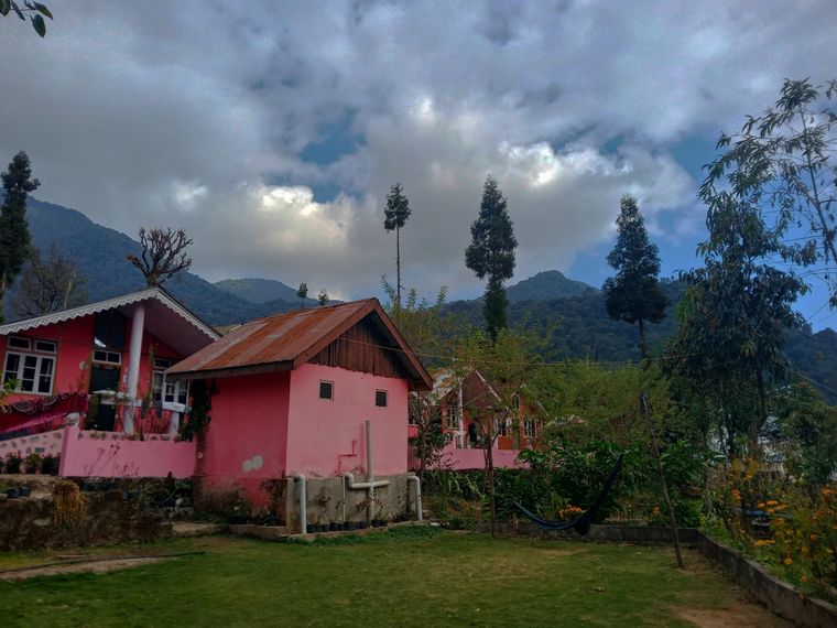 Farm-Fresh Meals Homestay w/ Bonfire, Sikkim