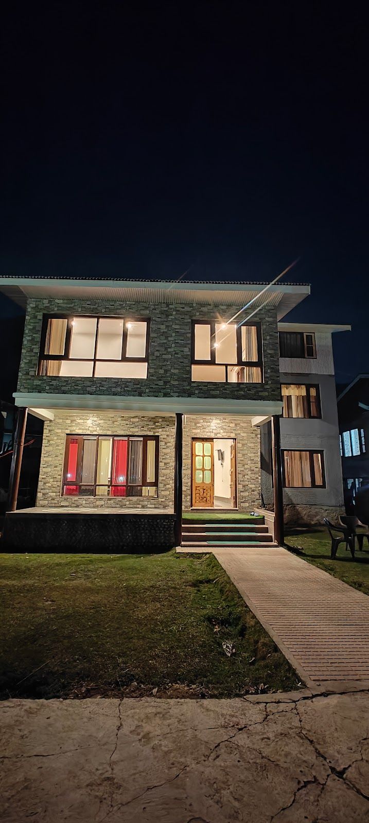 Warm house near the river in Pahalgam, Kashmir
