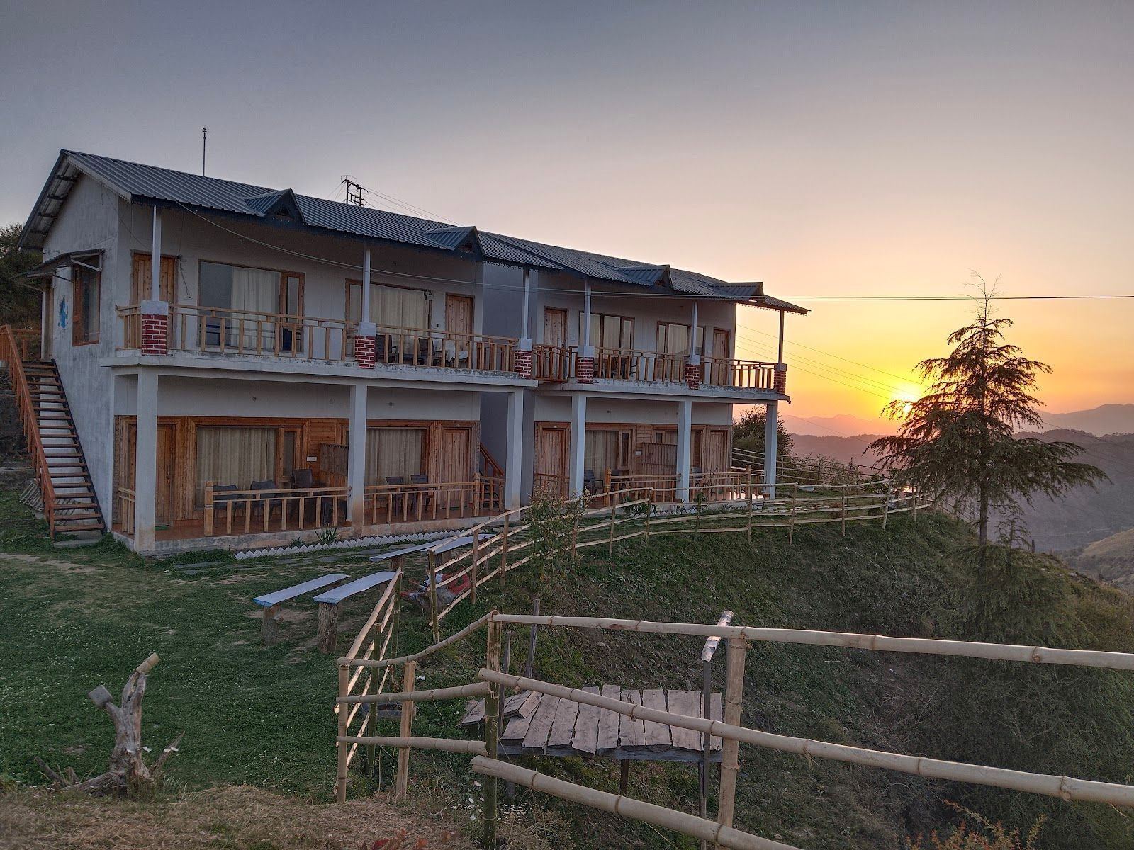 Hilltop Bungalow w/ Bonfire & Home Meals