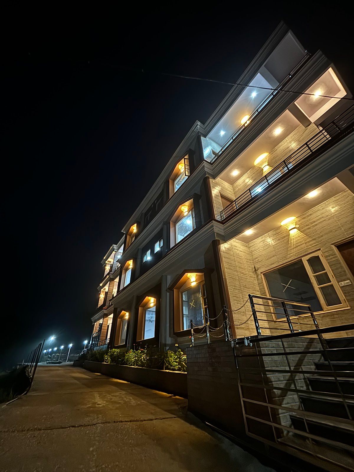 Homestay w/ Home Meals & Smart TV, HP in Darlaghat, HP 1