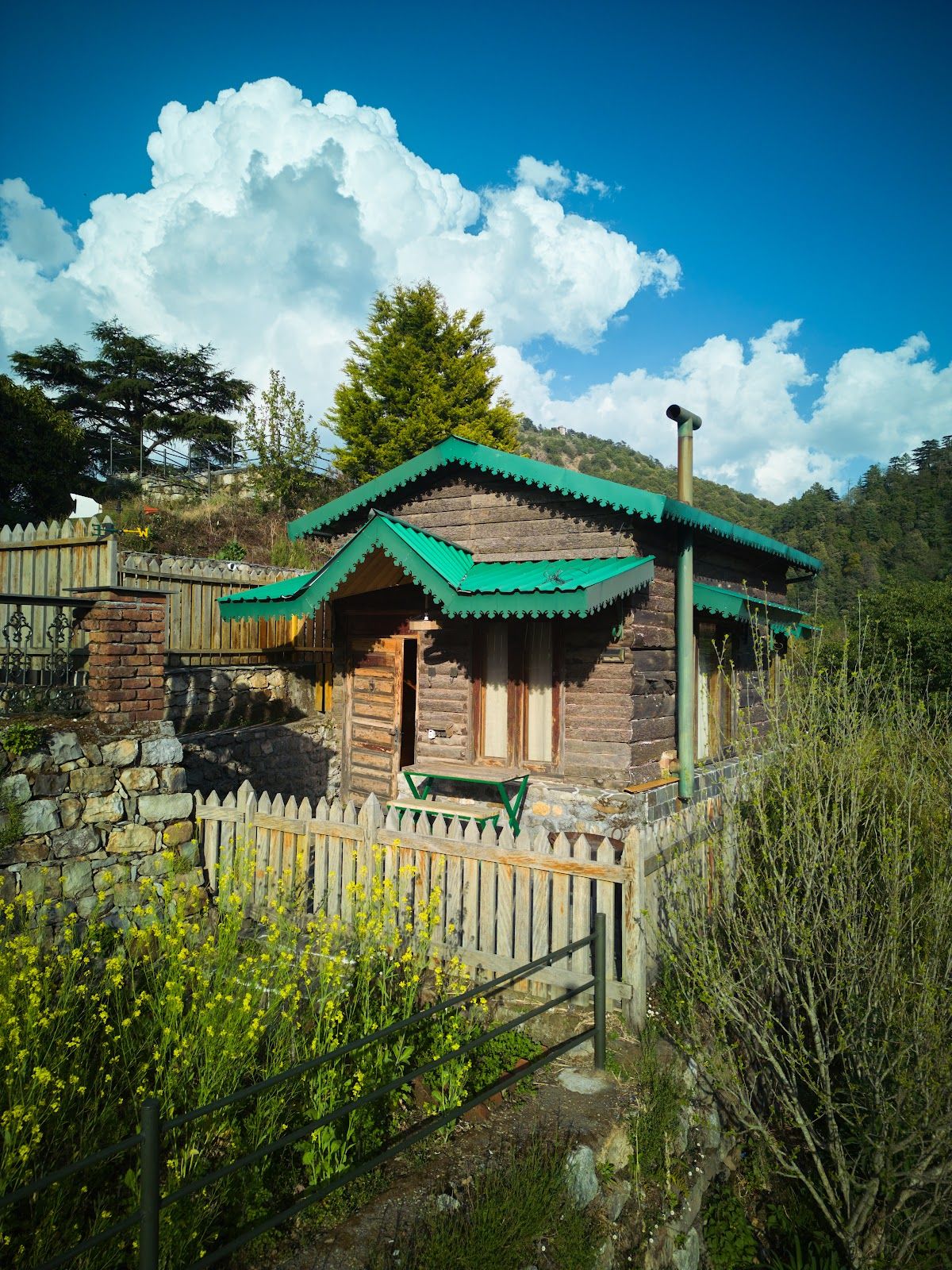 Log Hut & Cottages w/ Mountain Views in Uttarakhand 1
