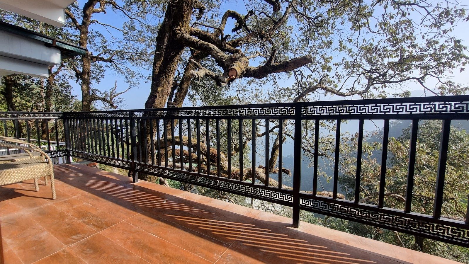 Mussoorie homestay: clouds at your window