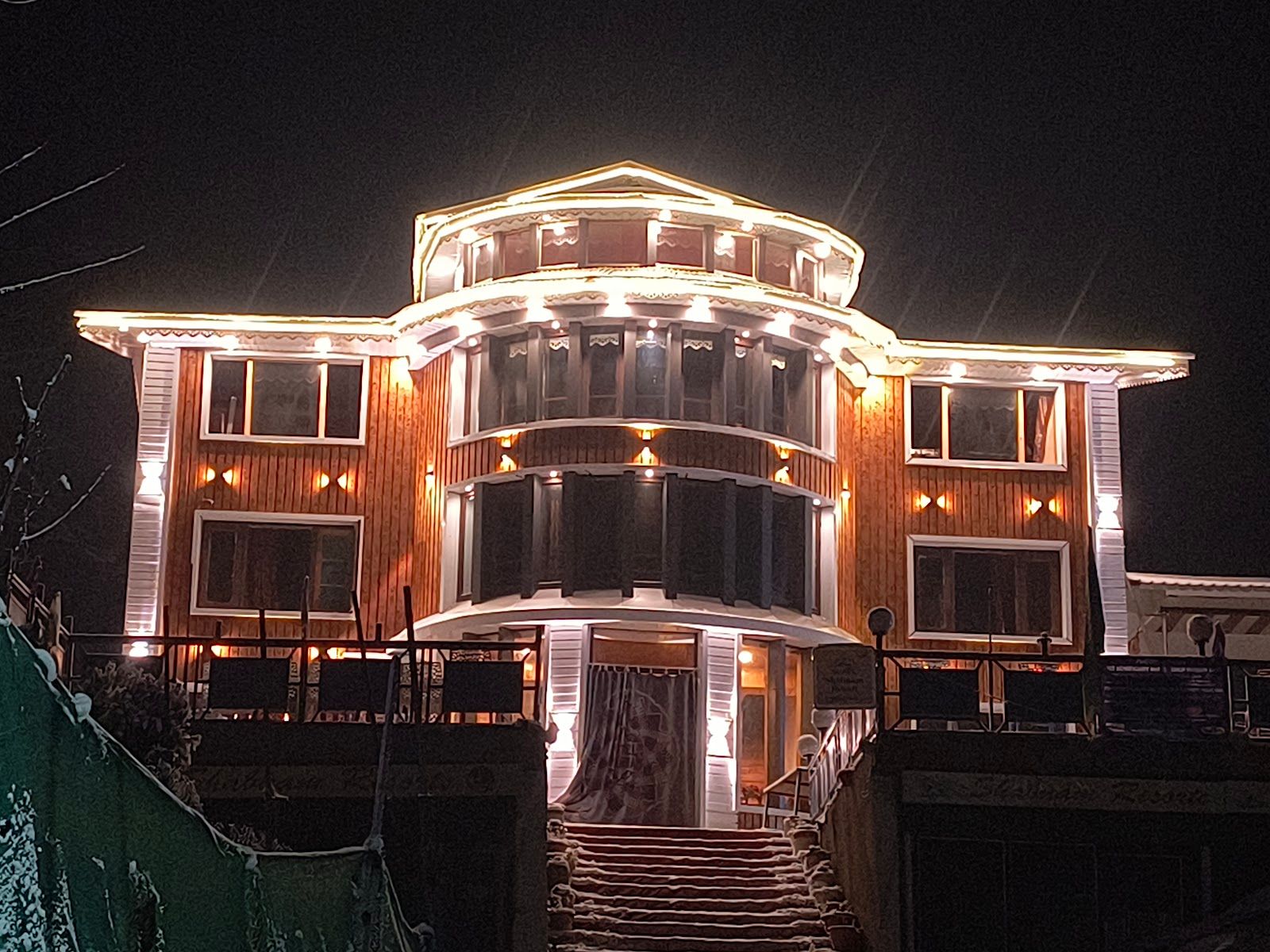 9 bedroom house with mountain views in Pahalgam