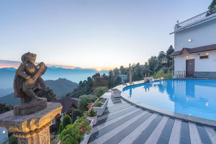 28 Cottages w/ Himalayan Views & Husky Treks, UK