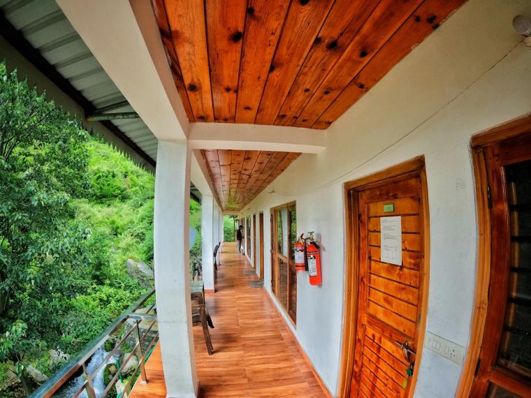 Homestay w/ Private Waterfall & Meals, UK