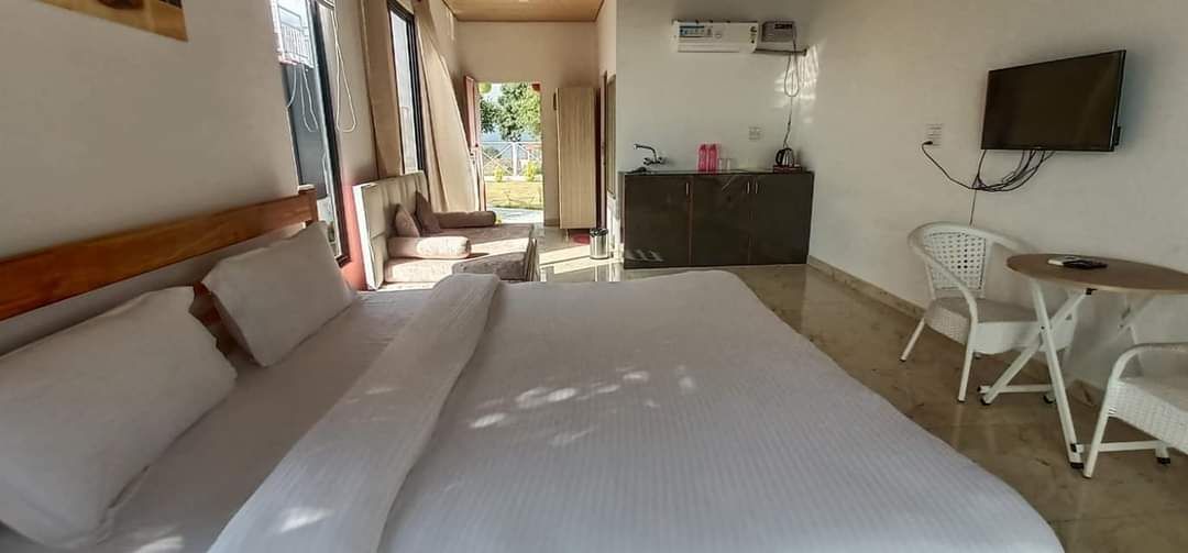 Lake View Suite-Room Only |Glamping Heights Resort - Resorts for Rent in Naukluchiatal, Uttarakhand, India - Airbnb in नौक्लुचिअतल 8