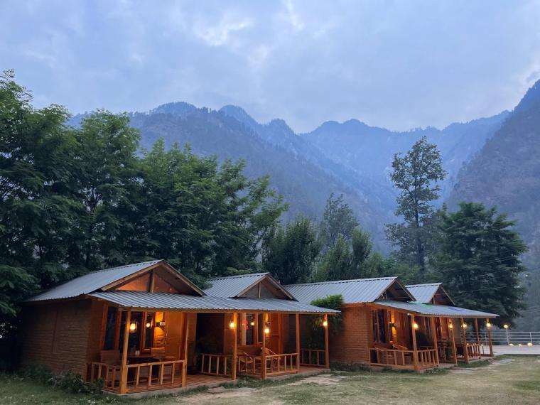 Parvati Valley Hut, Trails & Friends, HP