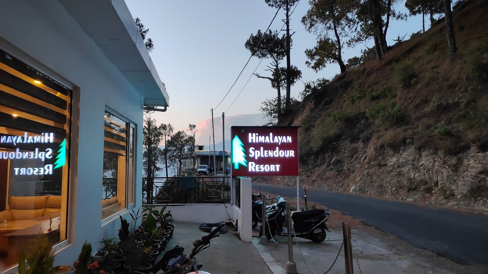 Mountain View Homestay w/ Lab Dogs, UT - Uttarakhand photo 5