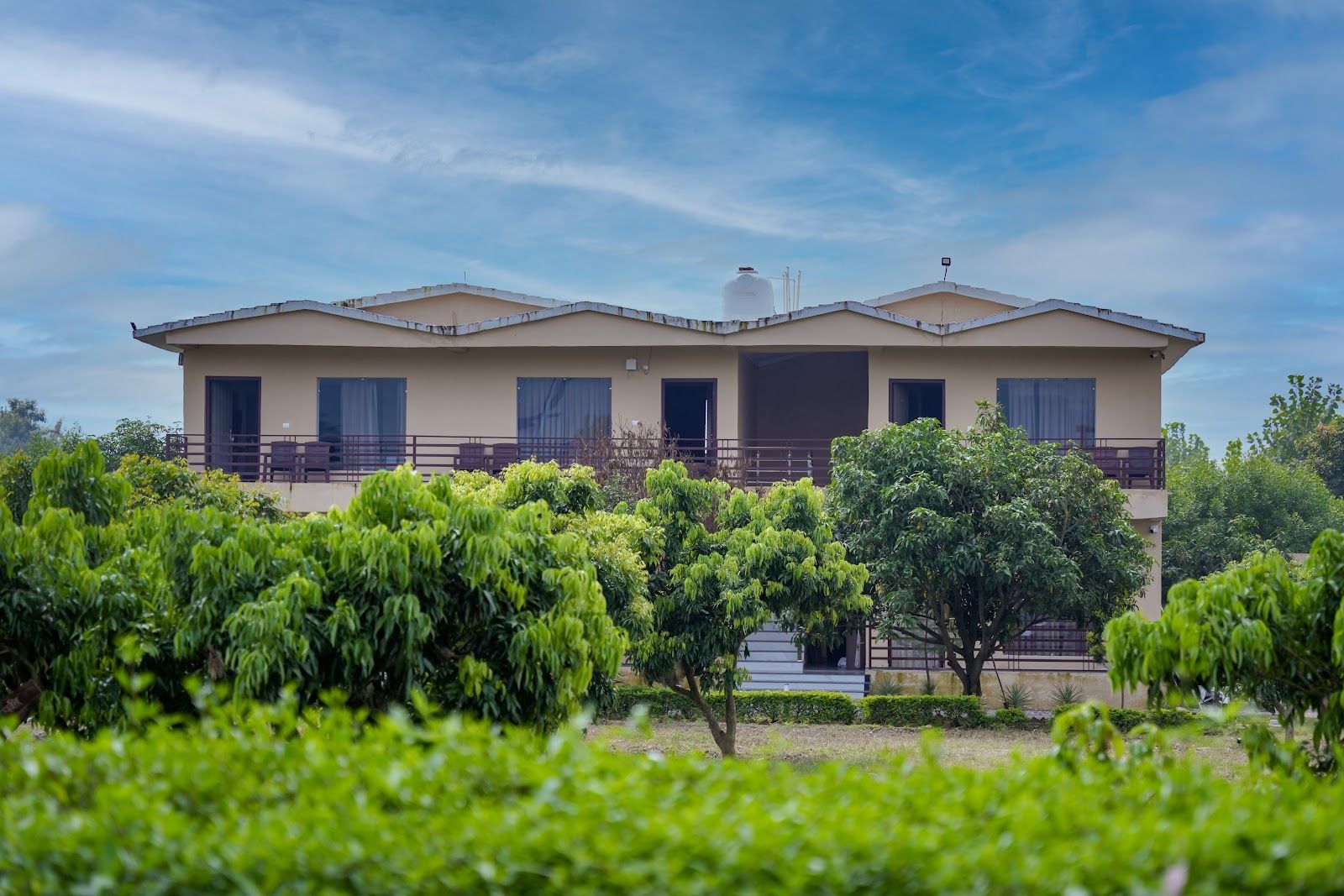 House with a pool in Jim Corbett, sleeps 96