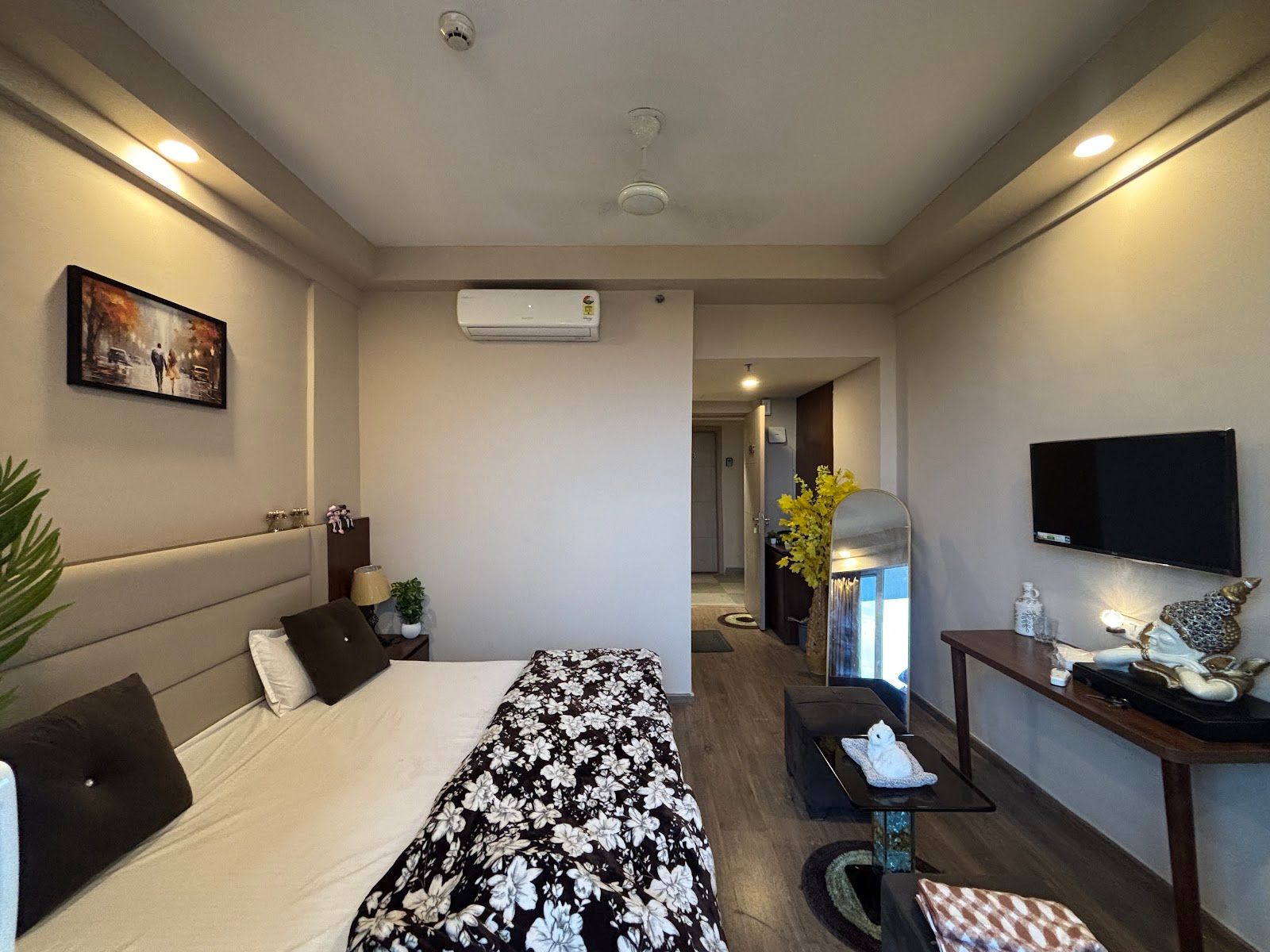 Apartment with Prime Location, Uttar Pradesh