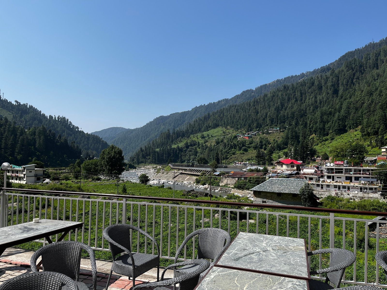 Panoramic River View Rooms w/ Market Access HP