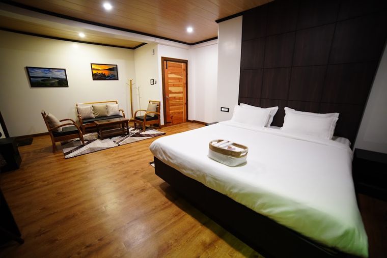 Spacious Golf-View Rooms with 5-Star Service