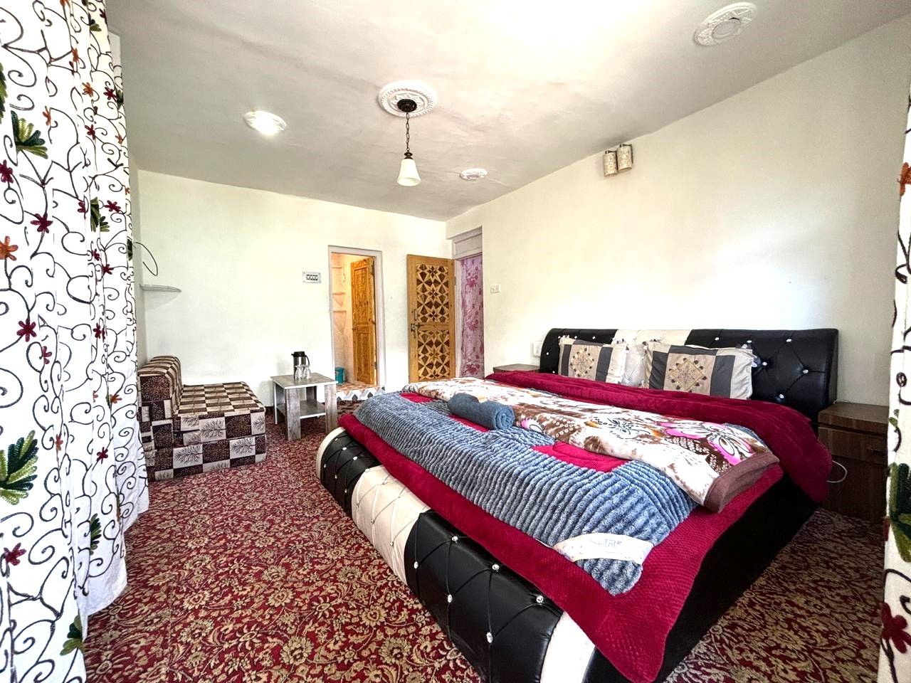 Riverside Resort w/ Mountain Views, Kashmir - Pahalgam, Kashmir photo 5