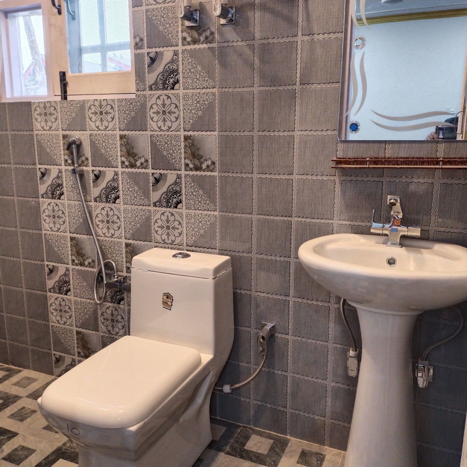 Homestay w/ Home Meals & Garden, Kashmir - Tangmarg, Kashmir photo 4