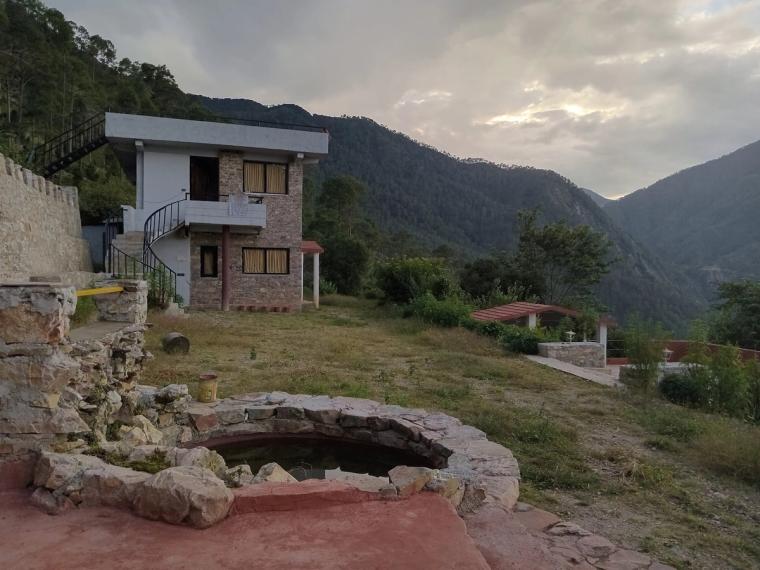 Orchard Villa w/ Home Meals & Treks, Uttarakhand