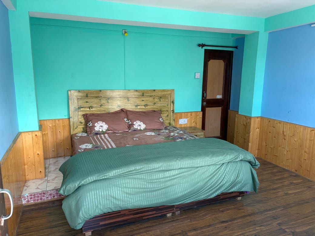 Keylong House, Himachal: Balcony Views & Chef Gopal's Food