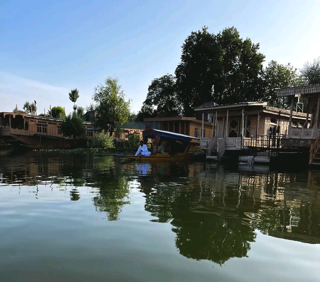 Houseboat homestay in Srinagar, Kashmir