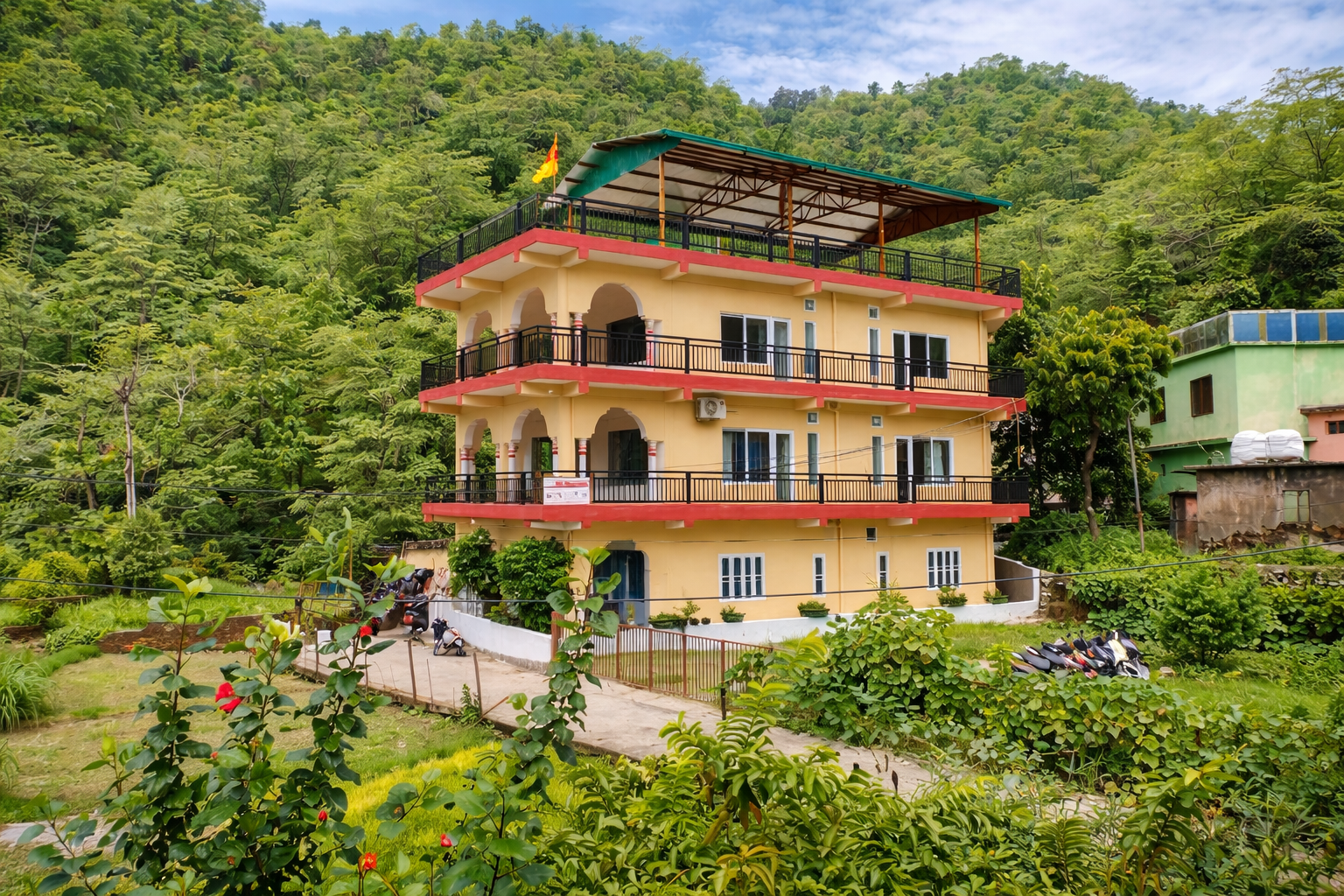 Peaceful guest house in Rishikesh, balconies
