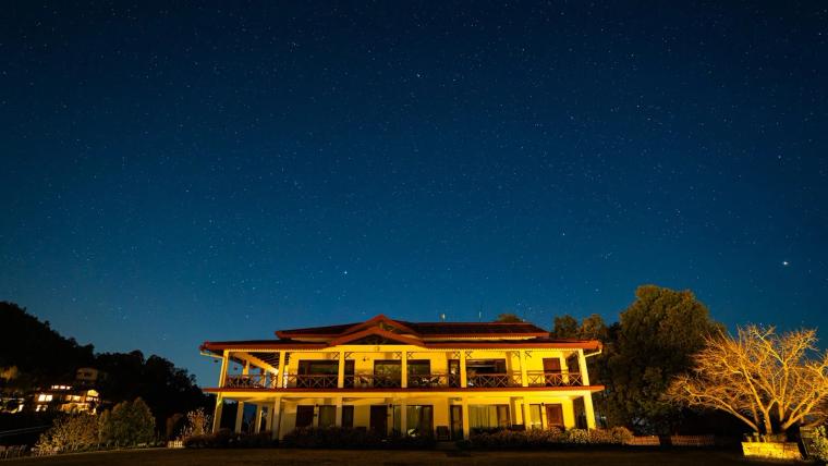 Cliff Peak Homestay w/ Valley Views, Uttarakhand