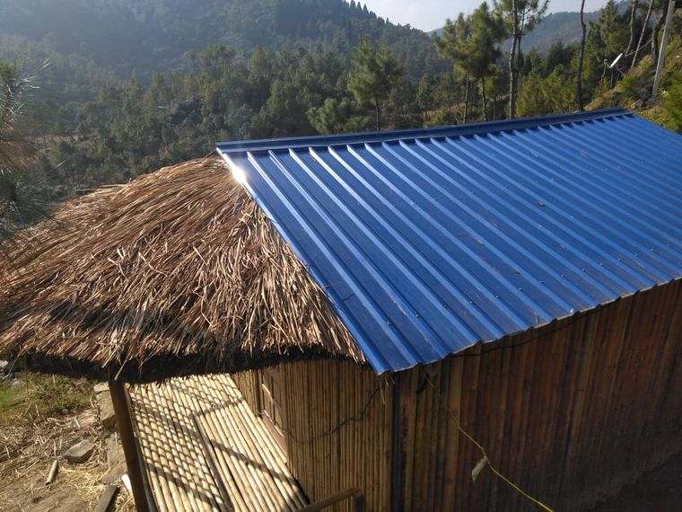 Hillside Haven: Riverfront Bamboo Cottage Getaway