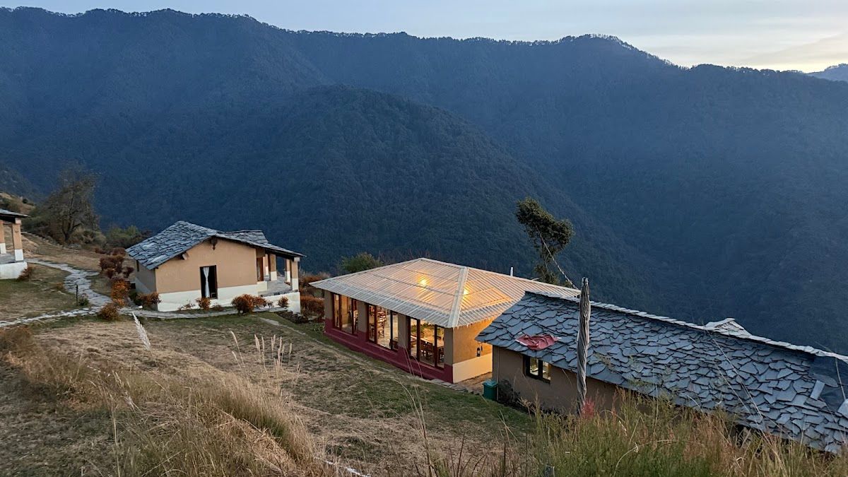 The Goat Village (Apricot Cottage) - Farm stays for Rent in Raithal, Uttarakhand, India - Airbnb in जेतवन गांव 1