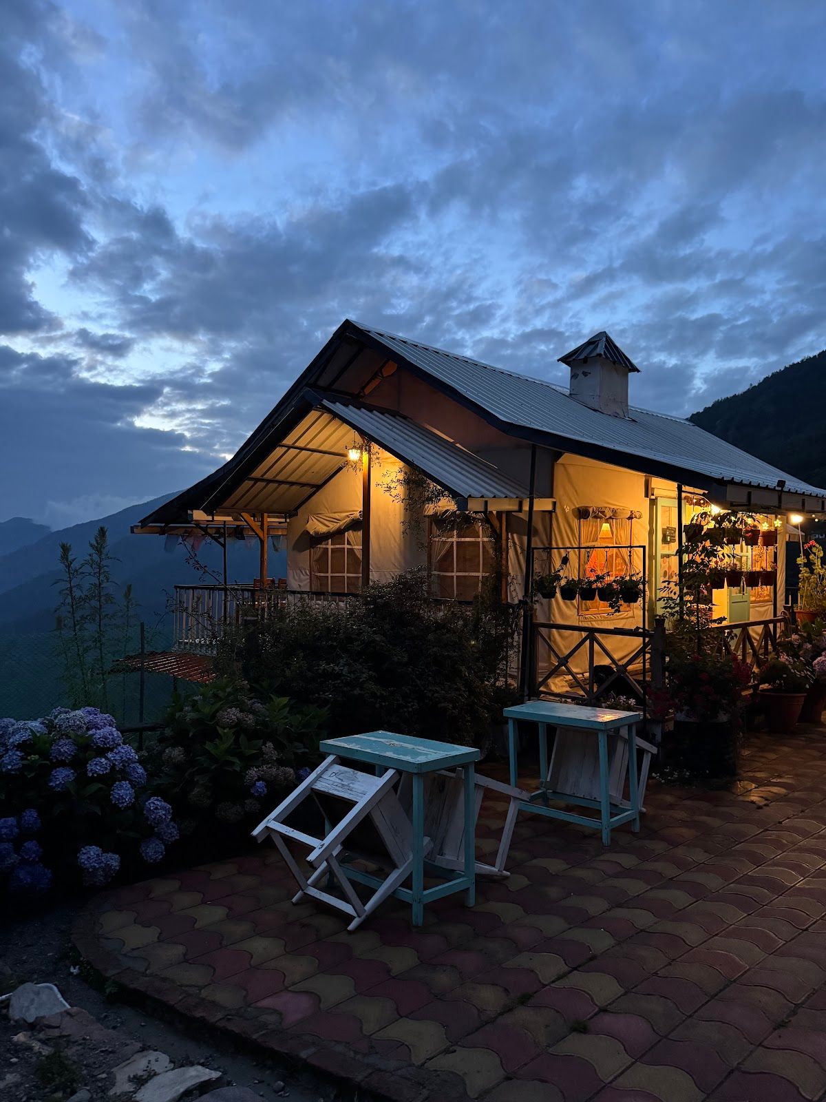8 bedroom house with mountain views in Pangot